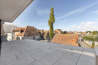 <p><strong>2 slaapkamer appartement in het prestigieus nieuwbouwproject “The Ensemble” in het hart van Assenede, waar stijl en comfort samenkomen in een unieke, karaktervolle omgeving.</strong><br /><br /><strong>Indeling<br /></strong>Men komt meteen uit in een hal met <strong>ingemaakte kasten</strong>, die toegang biedt tot alle ruimtes van het appartement.<br />In de hal bevindt zich een discreet geïntegreerde deur naar de berging, waar naast de technische installaties ook ruimte is voorzien voor wasmachine, droogkast en eventueel een extra koelkast en/of diepvries. De leefruimte met volledig geïnstalleerde open keuken geniet van een <strong>uitzonderlijk</strong> <strong>ruim terras.</strong><br />Via de hal vindt men het apart gastentoilet terug, gevolgd door de<strong> badkamer </strong>met inloopdouche en dubbele lavabo. Verder zijn er twee slaapkamers. <strong>Beide slaapkamers zijn voorzien van ingemaakte kasten.</strong><br /><strong><br />Bijzonderheden:<br /></strong>Energielabel <strong>A</strong>;<br />Maandelijkse kosten: 50,- EUR / maand <em>[verbruik/onderhoud van de gemeenschappelijke delen (incl. lift)]</em><br />Optioneel bij te huren: een <strong>ondergrondse autostaanplaats</strong> en een <strong>kelderberging:</strong> 100,- EUR per maand.<strong><br /><br />Ligging:<br /></strong>“The Ensemble” is uitstekend gelegen op de Markt van Assenede, in de Stadhuisstraat, pal naast het stadhuis en met een prachtig zicht op de kerk. U geniet hier van een centrale ligging met alle voorzieningen, winkels en horeca op wandelafstand, terwijl u tegelijkertijd woont in een charmante en sfeervolle omgeving.</p>