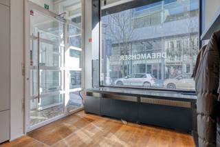 Handelsruimte met uitstekende visibiliteit, geschikt als winkel, kantoor, praktijk, …<br /><br />Indeling:<br />Men komt binnen in een ruime winkelruimte van ca. 85 m². Achteraan bevindt zich een gang die leidt naar drie paskamers. Via deze gang heeft men ook toegang tot een praktische bergruimte met trap naar de tussenverdieping.<br />Op de tussenverdieping (ca. 22 m²) bevindt zich bijkomende ruimte met kitchenette, evenals een apart toilet.<br /><br />Bijzonderheden:<br />Totale oppervlakte: ca. 107 m²;<br />Mogelijkheid tot het huren van een gedeelte van de kelder;<br />Individuele meters voor gas, elektriciteit en water;<br />Handelshuurovereenkomst van toepassing;<br />Huurprijs: € 3.000 / maand;<br />Onroerende voorheffing: € 1.775,92 / jaar (50% ten laste huurder – aanslagjaar 2025).<br /><br />Ligging:<br />Goed bereikbare handelsligging met vlotte toegankelijkheid, geschikt voor diverse commerciële activiteiten.