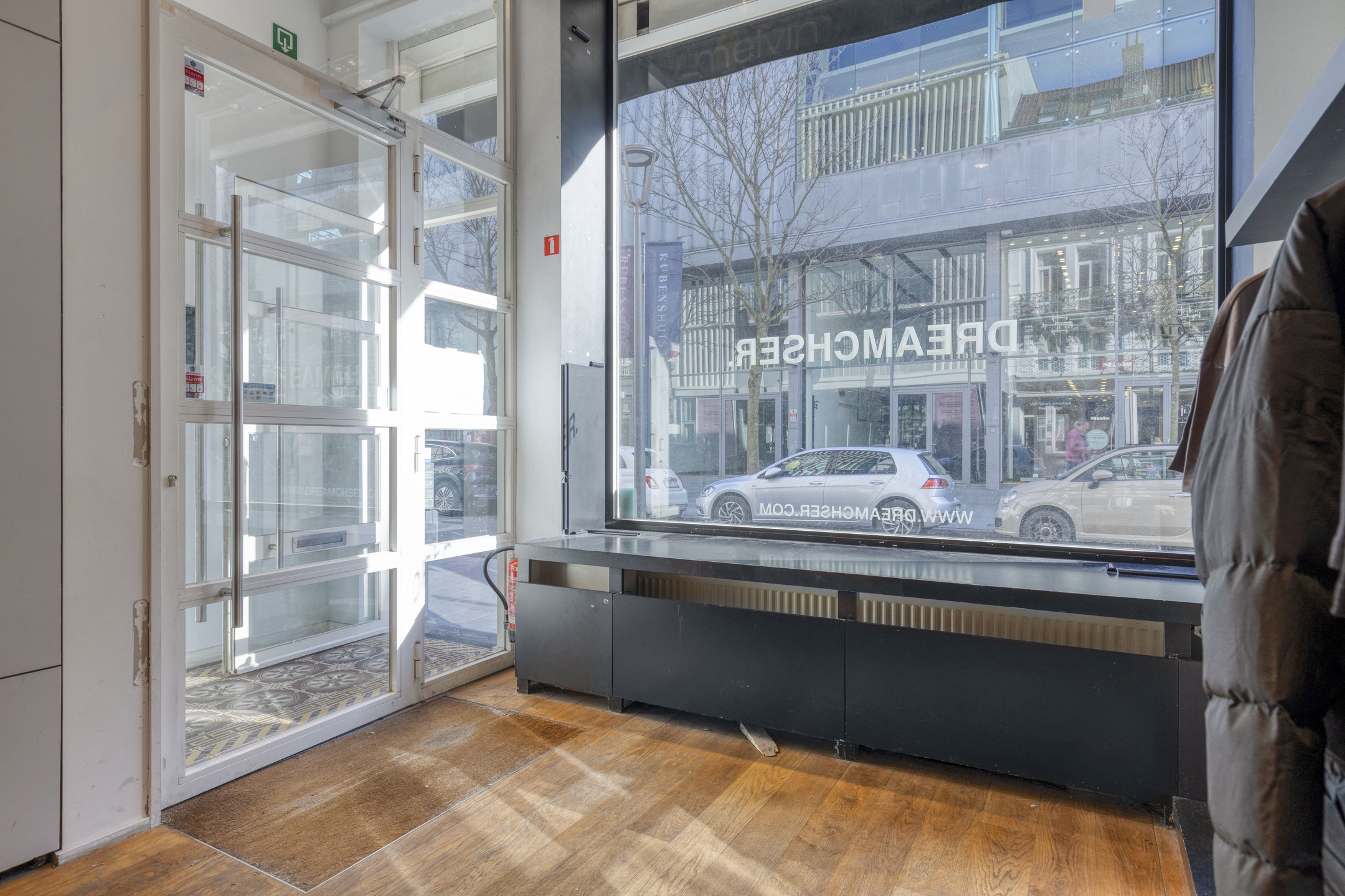 Winkel in centrum Antwerpen met uitstekende visibiliteit. - foto 2