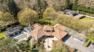 In een rustige en groene omgeving in Schoten bevindt zich deze ruime Spaanse villa op een royaal perceel van 8.670 m². Dit eigendom...