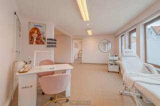 <h3><span>BETAALBARE HANDELSRUIMTE op een TOPLIGGING aan de STADSRAND met op een ZEER COMMERCIËLE LOCATIE met een HOGE VISIBILITEIT en een VLOTTE BEREIKBAARHEID. </span><span>Deze LICHTRIJKE COMMERCIËLE EIGENDOM beslaat een TOTALE BRUIKBARE OPPERVLAKTE VAN +/- 99.5 M² en is onderverdeeld in 4 KANTOORRUIMTES. </span><span>MOGELIJKHEID TOT OMVORMEN NAAR APPARTEMENT mits goedkeuring functiewijziging! Op zoek naar een geschikte handelsruimte voor uw beroepsactiviteit OP EEN STRATEGISCHE LIGGING IN HET CENTRUM van Oudenaarde? Dan is dit het pand dat u zoekt!</span></h3>
<br />Adres: Baarstraat 67 bus 3 te Oudenaarde<br /><br />G-score + P-score D. Geen renovatieverplichting van toepassing.