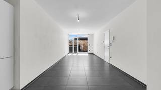 Welkom op de Zandstraat 2 bus 1 in Maasmechelen.<br /><br />Bent u op zoek naar een instapklaar appartement met 1 slaapkamer op een centrale ligging in Maasmechelen?<br />Dan is dit modern en energiezuinig gelijkvloers appartement absoluut een bezoek waard!<br /><br />Gevestigd in Residentie 'Boscofin', een recent gebouw uit 2019, geniet u hier van hedendaags wooncomfort met winkels, openbaar vervoer en andere faciliteiten vlakbij.<br />De gunstige situering nabij het centrum zorgt voor een vlotte verbinding en een aangename leefomgeving.<br /><br />Ontdek het appartement via onderstaande link:<br />https://player.vimeo.com/video/1203370600<br /><br />Troeven:<br />✔ Instapklaar<br />✔ Gelijkvloers appartement<br />✔ EPC B-label (106 kWh/m² jaar)<br />✔ Conforme keuring elektriciteit<br />✔ Ruim terras<br />✔ Ondergrondse autostaanplaats<br />✔ Privatieve kelderberging<br />✔ Op wandelafstand van het centrum<br />✔ ...<br /><br /><u>Indeling – gelijkvloers (ca. 76 m² bewoonbare oppervlakte):</u><br /><br />De woning omvat een ruime inkomhal, een gezellige leefruimte met open keuken, een nachthal, een praktische berging, een badkamer voorzien van ligbad, lavabo en toilet, een comfortabele slaapkamer en een aangenaam terras dat via een schuifdeur aansluit op de leefruimte.<br /><br />In de kelderverdieping bevindt zich nog een private autostaanplaats en kelderberging.<br /><br />Documenten<br />Het EPC-verslag en keuring van de elektriciteit kan u eenvoudig downloaden in bijlage.<br /><br />Interesse in een bezichtiging?<br />Bel ons via 089 391 555 of mail naar info@frerevastgoed.be.
