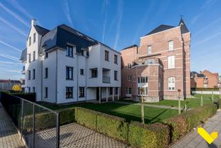 Recent duplex-appartement met 2 autostaanplaatsen.We vinden dit recente, smaakvolle en energiezuinige duplex-appartement op een toplocatie te Geel.We...