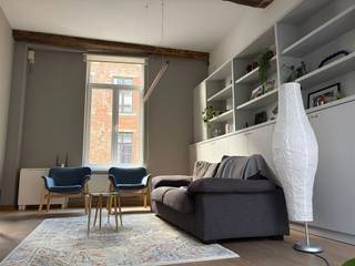 <p>In een zijstraatje van dé Mechelsestraat, het verlengde van de charmante Vismarkt, gekend om zijn verfijnde boetiekjes en handelszaken, bieden wij met veel plezier deze stadwoning aan! Het pand is perfect instapklaar en voorzien van al het nodige om het dagelijks reilen en zeilen zo aangenaam mogelijk te maken. <br /><br />De lichtrijke leefruimte, voorzien van een zit- en/ of bijkomende eetplaats, straalt een authentiek karakter uit, denk hierbij aan de houten trap in de hall, behoud van balken, vloertegels... Achteraan de woning vind je de geïnstalleerde keuken met directe toegang tot de stadskoer. Op heden bestaat de woning uit 3 fijne slaapkamers waarvan één kamer gelegen is op de bovenste verdieping en een bijhorende leefruimte heeft. De vergund geachtheid van dit pand is 3 studentenkamers. <br /><br />Deze uiterst goed onderhouden woning is op zoek naar bewoners die dromen van wonen in de Stad! <br />Mis deze kans niet en contacteer ons vandaag nog voor meer informatie of een bezoek ter plaatse: verhuur@connect-immo.be of 0470 59 65 44<br /><br />EPC: 273 kWh/m² - UC: 3429551 - label C<br />Wg, Gdv, Gvkr, Gvv</p>
