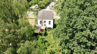 Het betreft een grond geschikt voor het realiseren van een nieuwbouwproject met 6 wooneenheden. <br /><br />Bouwvoorschriften in bijlage.