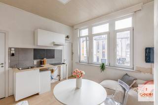 Deze te renoveren studio is gelegen aan de binnenring van Gent, waardoor u een vlotte verbinding heeft naar Gent Centrum, de R4 en N9. Daarnaast...