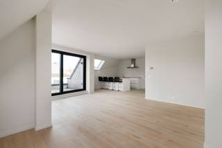 Dit ruime appartement op de tweede verdieping biedt een prachtig uitzicht over het groene landschap van Oosteeklo. Grote raampartijen zorgen voor...