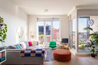 Welkom in dit instapklare appartement op een hogere verdieping van een recent en uitstekend onderhouden gebouw, pal naast het bruisende Park Spoor Noord. Een toplocatie voor wie houdt van groen, sport, ontspanning en het bruisende stadsleven.<br /><br />Bij het binnenkomen valt meteen de aangename hoeveelheid natuurlijk licht op. De ruime woon- en eetkamer, met hoge plafonds en royale raampartijen, baadt de hele dag in het zonlicht en straalt een warme en elegante sfeer uit. Vanuit de leefruimte stap je rechtstreeks het gezellige inpandige terras op, waar je het hele jaar door beschut kan genieten. Aansluitend bevindt zich de stijlvolle open keuken met keukeneiland, perfect ingedeeld en uitgerust met kwalitatieve toestellen. Ideaal voor een snelle hap, een uitgebreid diner of een gezellige apero met vrienden.<br /><br />Achteraan het appartement bevinden zich twee volwaardige slaapkamers, beide met directe toegang tot een tweede terras. Een heerlijke plek om ’s avonds tot rust te komen of nog even van de laatste zonnestralen te genieten.<br /><br />De badkamer is strak en hedendaags ingericht en beschikt over een inloopdouche en dubbele wastafel met praktisch opbergmeubel. Een apart gastentoilet en een handige berging met aansluiting voor wasmachine en droogkast zorgen voor extra comfort.<br /><br />Als bijkomende troef beschikt het appartement over een privatieve parkeerplaats, die inbegrepen is in de huurprijs. Daarnaast is er een privatieve fietsenstalling beschikbaar. Het appartement wordt bovendien aangeboden met een marmeren eettafel met vier stoelen, twee hoge barkrukken en praktische kleerkasten in beide slaapkamers.<br /><br />Huurprijs: 1.300,00 EUR/maand<br />Alg. kosten: 100,00 EUR/maand<br />Beschikbaarheid: 01/10/2026<br /><br />Contacteer LISTED voor een bezoek: +32 3 283 51 51