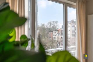 <p><span>Stijlvol gerenoveerd 2-slaapkamerappartement met zonnig terras te Berchem - Harmonie</span></p><p><span>Ontdek dit prachtig gerenoveerde appartement van 95 m² met een ruim terras van 10 m² aan de achterzijde, gelegen in een goed onderhouden gebouw in Berchem. Dankzij de doordachte renovatie met kwalitatieve materialen, overvloedige lichtinval en een energiezuinig EPC-label B, biedt dit appartement een perfect evenwicht tussen comfort, stijl en duurzaamheid.</span></p><p><span> </span></p><p><span>Berchem behoort al jaren tot de meest geliefde woonwijken van Antwerpen en dat is geen toeval. De buurt rond Harmonie combineert hippe horecazaken en lokale winkels met groene ruimtes zoals het nabijgelegen Albertpark. Dankzij de vlotte verbindingen ben je in enkele minuten zowel op de Antwerpse Ring als in het stadscentrum. Openbaar vervoer, scholen en andere voorzieningen bevinden zich op wandelafstand, wat deze locatie bijzonder aantrekkelijk maakt voor wie stedelijk wil wonen zonder in te boeten aan rust en bereikbaarheid.</span></p><p><span> </span></p><p><span>Indeling</span></p><p><span>Bij binnenkomst betreed je een aangename inkomhal met veiligheidsdeur, die meteen de toon zet voor de rest van het appartement: een combinatie van kwaliteitsvolle afwerking en functionele indeling. De ruime leefruimte geniet de hele voormiddag van zonlicht dankzij de grote raampartijen die doorlopen tot op de vloer  wat zorgt voor een heerlijk open en luchtig gevoel. In de lente en zomer valt het zonlicht prachtig binnen in de living en keuken, wat deze ruimte nog aangenamer maakt.</span></p><p><span>De open keuken is een echte blikvanger, uitgevoerd in hoogwaardige materialen met keramisch werkblad, inductiekookplaat, vaatwasser, ijskast, combi-oven en kwaliteitsvolle kasten met 10 jaar garantie. De keukentoestellen genieten nog 5 jaar garantie, wat de degelijkheid van deze renovatie extra onderstreept.</span></p><p><span> </span></p><p><span>Verder zijn er twee ruime slaapkamers met veel lichtinval en een aparte berging met aansluiting voor wasmachine en droogkast. De badkamer sluit perfect aan bij de natuurlijke elegantie van het interieur, met een stijlvolle tegelvloer die harmonieus aansluit op de geoliede parketvloer in natuurlijke eik die naadloos doorloopt doorheen het volledige appartement.</span></p><p><span>Vanuit de slaapkamers heb je toegang tot het zonnige terras van ca. 10 m² aan de achterzijde, waar je geniet van veel privacy en een rustig uitzicht  een ideale plek om te ontspannen na een drukke dag.</span></p><p><span> </span></p><p><span>Extra troeven</span></p><p><span>- Bewoonbare oppervlakte: 95 m² + 10 m² terras</span></p><p><span>- Energiezuinig EPC-label B</span></p><p><span>- Kelderberging inbegrepen</span></p><p><span>- Gemeenschappelijke fietsenberging in het gebouw</span></p><p><span>- Veiligheidsdeur en akoestische beglazing</span></p><p><span>- High-end ledverlichting met 5 jaar garantie inbegrepen</span></p><p><span>- Volledige renovatie uitgevoerd door Belgische aannemer</span></p><p><span>- Privé verwarmings- en waterverbruik inbegrepen in de gemeenschappelijke kosten.</span></p><p><span>- Elektriciteit conform AREI en asbestvrij</span></p><p><span> </span></p><p><span>Dit appartement biedt alles wat je mag verwachten van een moderne, energiezuinige woning: kwalitatieve afwerking, overvloedig daglicht, een rustige ligging en praktische voorzieningen zoals een kelder en fietsenstalling. Een ideale keuze voor wie op zoek is naar instapklaar comfort in het hart van Berchem.</span></p>