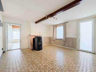 Veelbelovende STARTERSWONING met VERRASSEND VEEL RUIMTE en een STERKE RENOVATIEBASIS in Outrijve (Avelgem). Dankzij de CONFORME ELEKTRISCHE INSTALLATIE, HOOGRENDEMENTSBEGLAZING, BETONNEN GEWELVEN en het VERNIEUWDE DAK zijn belangrijke werken reeds uitgevoerd. Het gelijkvloers omvat een GEZELLIGE ZITHOEK, eetplaats, functionele keuken en RUIME BERGING. Verder beschikt de woning over TWEE TOILETTEN. Op de verdieping vindt u TWEE VOLWAARDIGE SLAAPKAMERS en een verzorgde badkamer. De GROTE ZOLDER zorgt voor extra opslagruimte én biedt POTENTIEEL VOOR TWEE BIJKOMENDE KAMERS. Een interessante TE RENOVEREN WONING voor starters of handige renovatoren die op zoek zijn naar RUIMTE, MOGELIJKHEDEN en een woning die ze volledig naar eigen smaak kunnen afwerken.<br /><br />Vroeger steeds <strong>VERHUURD </strong>à <strong>675 EUR</strong>/maand:<br />- Bruto rendement: 5,89%<br />- Netto Rendement: 4,91%<br /><br />Adres: Heestertstraat 1 te Outrijve (Avelgem)<br /><br />Renovatieplicht van toepassing; P-score: A, G-score: A; Bestuursmaatregelen in maatregelenregister: neen.