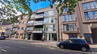 <p><span>PRACHTIG RECENT NIEUWBOUW APPARTEMENT MET LIFT, 3 SLAAPKAMERS, TERRAS EN INPANDIGE AUTOSTAANPLAATS! </span></p><p><span> </span></p><p><span>Een rondleiding doorheen het appartement:</span></p><p><span><br />GELIJKVLOERSE VERDIEPING:<br />- Gemeenschappelijke inkomhal met lift</span></p><p><span>- Privatieve auto staanplaats </span></p><p><span>- Privatieve kelder berging</span></p><p><span><br /><br />TWEEDE VERDIEPING:<br />- Inkomhal<br />- Apart toilet met handenwasser<br />- Ruime lichtrijke leefruimte met toegang naar terras<br />- Open keuken <br />- Berging met aansluiting voor wasmachine en droogkast<br />- Terras</span></p><p><span>- Nachthal<br />- Slaapkamer 1 (13,3m</span><span><sup>2</sup></span><span>) met douchekamer<br />- Slaapkamer 2 (9m</span><span><sup>2</sup></span><span>)<br />- Slaapkamer 3 (11,3m</span><span><sup>2</sup></span><span>)</span></p><p><span>- Badkamer voorzien van bad, douche, badkamermeubel en toilet<br /><br /></span></p><p><span>Forfaitaire vaste kosten: 75EUR/maand (verbruik gemene delen + lift) <br /><br /></span></p><p><span> </span></p><p><span> </span></p><p><span>Benieuwd naar deze topper? Contacteer ons dan zeker voor een vrijblijvend bezoek en meer informatie! <br />Telefonisch via: 03 644 00 88 of via mail: info@immodelaet.be</span></p><p><span> </span></p><p><span> </span></p><p><span> </span></p>