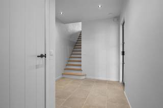 <p><span><span>Alweer VERKOCHT op 1e BEZOEKDAG. Contacteer RANDY REMUE 0479/ 99. 99. 90 als u ook op 1 DAG wil verkopen.</span></span></p><p>"ABSOLUTE TOPPER" - Afspraak ENIGE BEZOEKDAG ENKEL telefonisch via Randy Remue op 0479/99. 99. 90, meer info via Facebook "Remue Randy" - LIKE de pagina en blijf op de hoogte van alle nieuwe woningen. De stukken van de woning zijn te consulteren op www.immo-zone.be. Deze prachtige halfopen nieuwbouwwoning met 5 slaapkamers, 2 badkamers en tuin vinden we terug te Hoeksken 55A, Sint-Lievens-Houtem. Indeling: Via de inkomhal begeven we ons rechts naar de bureelruimte met vooraanzicht. Vervolgens gaan we naar de lichtrijke leefruimte met zithoek en eetplaats en met aansluitend de open en volledig ingerichte keuken met zicht op de tuin. Aansluitend op de keuken is een handige bergruimte voorzien. Op het 1e verdiep treffen we de 3 slaapkamers, waarvan één met dressing, en de moderne badkamer met ligbad, douche en dubbele lavabo. Op het 2e verdiep bevindt zich nog 2 slaapkamers en de 2e badkamer met douche en wastafel. Er is tevens een zolder voorzien. Buiten geniet u van het terras met aangelegde tuin. Verkoop onder BTW-stelsel 21%. Dit pand is een ABSOLUTE TOPPER voor starters, gezinnen of investeerders. Gelegen vlakbij winkels, scholen, openbaar vervoer en op 5,5 km van de autosnelweg. P-score: A / G-score: A.  <br />VOOR ZEER SNELLE BESLISSERS!!<br />IMMO ZONE RHODELAND RANDY REMUE - 0479/99. 99. 90 </p>
