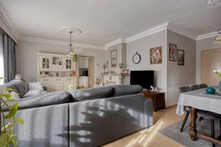 Dit instapklare appartement op de eerste verdieping combineert comfort, ruimte en een centrale ligging. U geniet hier van alle voorzieningen binnen handbereik: winkels, horeca, scholen en openbaar vervoer. Daarnaast bent u vlot bereikbaar via de N103, N18 en N71.<br /><br />Indeling:<br />We betreden het appartement via de inkomhal, die toegang biedt tot de drie volwaardige slaapkamers, wasplaats, berging en de recent volledig vernieuwde badkamer (1,5 jaar geleden) met bad en wastafel. De ruime, lichtrijke woonkamer vormt het hart van het appartement, met aansluitend de volledig uitgeruste keuken. <br /><br />Achteraan de residentie bevindt zich een garage met elektriciteit, verplicht bij aan te kopen voor €20.000.<br /><br />Extra troeven:<br />- EPC-label C<br />- Rolluiken aanwezig<br />- Uitstekende ligging, dicht bij alle voorzieningen<br /><br />Voor meer info of een bezoek contacteer ons via info@vastengoed.be of via 014/72 73 74.<br /><br />Wenst u een gratis schatting van uw eigendom? Contacteer ons via 014/72 73 74.