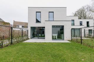 Harelbeke, stad aan de Leie, is een aantrekkelijke plek om te wonen. Naast het Stadspark hebben wij nog deze gezinswoning met tuin te koop.<br /><br />Deze woning is de ideale uitvalsbasis in het centrum van Harelbeke. Alles wat je nodig hebt, is er te vinden, vaak op wandelafstand. Van winkels voor al je inkopen tot gezellige terrasjes om even te verpozen. Van een streepje natuur in provinciedomein De Gavers tot een vleugje cultuur in CC Het Spoor.<br /><br />Deze woning in de Ballingenweg omvat:<br /><br />- 3 slaapkamers<br />- eigen garage<br />- aangelegde tuin met aparte ingang, oprit en terras.<br />- in detail afgewerkt met hoogwaardige materialen + voldoen aan de hedendaagse comforteisen, met veel aandacht voor thermische en akoestische isolatie<br />- inclusief schilderwerken!<br />- vloerverwarming, zonnepanelen, warmtepomp en vraaggestuurde ventilatie<br />- betaal gedurende 5 jaar lang GEEN onroerende voorheffing door het lage E-peil (E0)!<br />- grote ramen zorgen dan weer voor veel natuurlijke lichtinval en vergroten het ruimtegevoel in je woning<br />- waterontharder <br />- gelegen op een rustige locatie naast het Stadspark en op wandelafstand van de markt!<br /><br />Koop hier aan 6% btw en bespaar zo tot maar liefst €54.500!<br /><br />Wil jij hier graag wonen? Maak een afspraak voor meer informatie via ben@eribo.be of 0488/942.643.
