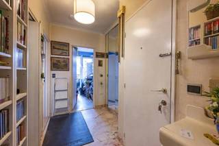 <p><span>Knus te renoveren startersappartement. Klein gebouw in éénrichtingsstraat.</span></p><p><span> </span></p><p><span>Indeling:</span></p><p><span>We bereiken deze eerste verdieping met de trap. In de inkomhall van het appartement is er een ruime vestiairekast. In de woonkamer treffen we een blokjesparket.</span></p><p><span>De keuken en de badkamer zijn aan vernieuwing toe. Er zijn twee slaapkamers tegen de achtergevel, waarvan de tweede toegang biedt aan een klein balkon.</span></p><p><span> </span></p><p><span>Extra info:</span></p><p><span>- EPC: 219 kWh/(m²/jaar)</span></p><p><span>- Privatieve kelder inbegrepen</span></p><p><span>- Gemeenschappelijke kosten: € 77,50 mnd (water, onderhoud, gem. eelktriciteit, blokpolis, etc.) + € 21/mnd reservefonds</span></p><p><span>- Ramen vernieuwd in 2012.</span></p>