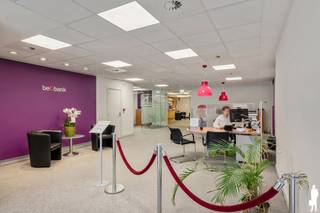 <strong>Instapklare handelsruimte van ca. 369 m² op een absolute toplocatie</strong> <br /><br /><strong>Indeling: </strong><br /><br />- Ruime inkomhal met veel lichtinval <br />- Aparte vergaderruimte, ideaal voor klantgesprekken of teammeetings<br />- Zes individuele bureaus met wanden uit glas, deels transparant<br />- Volledig uitgeruste kitchenette met praktische opbergkasten en aangename eetruimte<br />- Sanitaire voorzieningen met toilet en wastafel<br />- Praktische, ingebouwde kasten<br />- Aansluitend twee autostaanplaatsen en een garagebox aan de achterzijde van het eigendom<br /><br /><strong>Algemeen: <br /></strong><br /><span>- Jaarlijkse verrekening van onkosten voor gemene delen <br /></span>- Provisie van 250 euro/maand<br /><span>- OV 2025: 2.850<br /><br />Stedenbouwkundige inlichtingen in aanvraag </span>