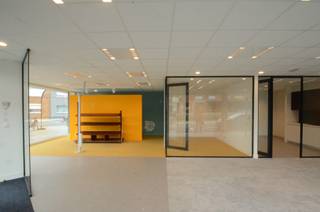 Res. Nivaria<br />Ruim en veelzijdig handelspand van maar liefst 143 m² op een strategische topligging in Zeebrugge!<br />Dit handelspand is gelegen in de commercieel aantrekkelijke Vismijnstraat en geniet dankzij de strategische hoekligging van een uitstekende visibiliteit, brede gevel en constante passage. Een ideale locatie voor wie zijn zaak, kantoor of dienstverlening maximaal in de kijker wil plaatsen.<br />Met een oppervlakte van maar liefst 143 m² biedt het pand volop ruimte en tal van mogelijkheden. De huidige inrichting als kantoor zorgt voor een praktische en professionele indeling, met een ruime en lichtrijke inkom die perfect kan worden ingericht als onthaal, wachtruimte of open werkplek.<br />Daarnaast beschikt het pand over verschillende afzonderlijke ruimtes die dienst kunnen doen als kantoor-, vergader-, opslag- of polyvalente ruimte. Een aparte kitchenette, sanitair en technische ruimte zorgen voor het nodige comfort.<br />Dankzij de flexibele indeling kan het pand bovendien eenvoudig worden aangepast aan de specifieke noden en activiteiten van de nieuwe huurder.<br />Een bijzonder interessante commerciële locatie voor ondernemers die ruimte, zichtbaarheid en flexibiliteit willen combineren.<br />Beschikbaar in onderling overleg met de huidige huurders.<br />Grondplannen zijn beschikbaar op aanvraag.<br />Ref. W550
