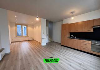 Dit duplexappartement vestigt zich vlakbij de Grote Markt te Blankenberge. Enerzijds bevindt u zich op wandelafstand van de Zeedijk, anderzijds zijn er verschillende kwalitatieve handelszaken en scholen op wandelafstand. Alsook is het pand vlot te bereiken met het openbaar vervoer en de wagen.<br /><br />Dit gerenoveerde duplexappartement kunt u via de gemeenschappelijke trappenhal betreden op de 1ste verdieping van het gebouw. De indeling is als volgt : U komt binnen in de lichtrijke woonkamer met open keuken. De keuken is voorzien van een oven, spoelbak, koelkast en dampkap met kookplaat. De woonkamer biedt toegang tot het zongerichte balkon. Via de trappen begeeft u zich naar een hogere verdieping waar u uitkomt in de ruime volwaardige slaapkamer met ingebouwde dressing. Daarnaast bevindt zich de volledige vernieuwde, moderne badkamer met inloopdouche, wastafel en toilet. Ook bevindt er zich hier een aansluiting voor het plaatsen van een wasmachine.<br /><br />Het pand is voorzien van dubbele beglazing en de verwarming is op elektriciteit.<br /><br />Het appartement is onmiddellijk beschikbaar en de gemeenschappelijke kosten zijn inbegrepen in de huurprijs. <br /><br />Aarzel niet en leg meteen uw bezoek vast ! <br /><br />