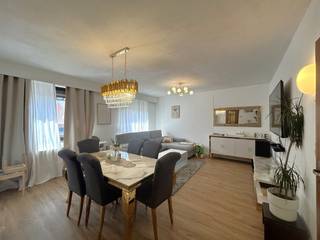 Aan het einde van dé winkelstraat van Geel vinden we dit instapklare appartement terug. Dankzij deze uitzonderlijke centrale ligging vinden we alle mogelijke voorzieningen in de directe omgeving. Met tal van parkeermogelijkheden en een ondergrondse parkeerplaats beschikken we tevens over een vlotte bereikbaarheid.<br /><br />Beschrijving:<br />Via de lift bereiken we dit ruime appartement op de eerste verdieping. De inkomhal met vestiaire en apart gastentoilet brengt ons bij de lichtrijke leefruimte met aanpalend balkon. Van hieruit geniet men van het vrije uitzicht over de Nieuwstraat met aanpalend de goed uitgeruste keuken. Tot slot vinden we nog een badkamer met wastafel en inloopdouche terug alsook 2 volwaardige slaapkamers waarvan 1 met ingemaakte kasten.<br /><br />Ondergronds is nog een staanplaats en een berging voorzien, dewelke verplicht aangekocht moeten worden voor een totale meerprijs van €20.000.<br /><br />Extra:<br />- Gunstig EPC-label: C<br />- Elektriciteit conform<br />- Airco aanwezig<br /><br />Voor meer info of een bezoek contacteer ons via info@vastengoed.be of via 014/72 73 74.<br /><br />Wenst u een gratis schatting van uw eigendom? Contacteer ons via 014/72 73 74.