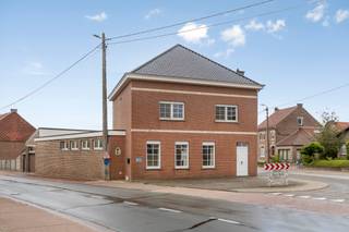 [[ DIT PAND NEEMT DEEL AAN DE ERA OPEN HUIZEN DAG OP 19/9 VAN 13:00 TOT 14:00 ]]
<p><strong>Kortenaken: gerenoveerde woning te koop met verhuurde studio</strong></p>

<p>Deze veelzijdige eigendom is gelegen op een perceel van <strong>11a 25ca</strong> en bestaat uit een ruime hoofdwoning met een afzonderlijke, momenteel verhuurde studio. Een interessante eigendom voor wie wonen, investeren en/of werken wil combineren.</p>

<p>De hoofdwoning dateert van 1934 en werd in 2017-2018 deels gerenoveerd. Het dak en de ramen werden vernieuwd, de elektriciteit is conform en er werd een nieuwe verwarmingsketel geplaatst. De studio werd in 2019 ingericht, beschikt over <strong>EPC-label B</strong> en heeft een eigen buitenruimte.</p>

<p><strong>Indeling:</strong></p>
<strong>Hoofdwoning – Grote Vreunte 9:</strong><br /><strong>Kelder:</strong> bergruimte<br /><strong>Gelijkvloers:</strong> inkomhal, zitkamer, woonkamer met eetplaats, keuken, badkamer en overdekt terras<br /><strong>Eerste verdieping:</strong> nachthal en vier ruime slaapkamers<br /><strong>Zolder:</strong> ca. 76 m², bereikbaar via vaste trap en ideaal voor verdere inrichting<br /><br /><strong>Studio – Grote Vreunte 7:</strong><br /><strong>Gelijkvloers:</strong> woonkamer met slaapgedeelte, keuken met eetplaats, badkamer en garage

<p><strong>Troeven:</strong></p>

<ul><li>Deels gerenoveerd in 2017-2018</li><li>Verhuurde studio met EPC-label B – onmiddellijk rendement</li><li>Ideaal als kangoeroewoning, opbrengsteigendom of combinatie wonen en werken</li></ul>

<p>Een eigendom met een interessante combinatie van woonruimte, rendement en toekomstmogelijkheden. Ontdek zelf het potentieel tijdens een bezoek!</p>

<p><strong>JOUW WONING. JOUW INVESTERING. JOUW MOGELIJKHEDEN. ZO GEVONDEN!</strong></p>
