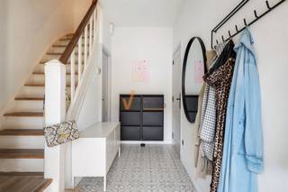 In een rustige woonstraat op korte afstand van winkels, scholen en openbaar vervoer vind je deze verzorgde rijwoning met mooie ruimtes,...