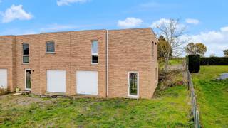 [[ DIT PAND NEEMT DEEL AAN DE ERA OPEN HUIZEN DAG OP 6/12 VAN 14:30 TOT 15:30 ]]
<p><strong>Energiezuinige 3 slaapkamer nieuwbouwwoning met inpandige garage op een terrein van 6a te Meensel-Kiezegem. De woning is volledig voltooid en instapklaar zoals te zien op de foto's. De buitenaanleg dient nog zelf te gebeuren.</strong></p><p><span>Bekijk deze woning </span>hier <span>alvast volledig virtueel zowel vanbinnen als vanbuiten.</span></p><p><u>Indeling</u>:</p><p><u>Gelijkvloers</u>: Inkomhal met gastentoilet, lichtrijke woonkamer met grote raampartijen en open keuken. De keuken is volledig uitgerust en voorzien van warme houttinten. Tussen de garage en de keuken bevindt zich de berging/ wasplaats. </p><p><u>Eerste verdieping</u>: Via de nachthal heeft u toegang tot de 3 slaapkamers, badkamer, afzonderlijk toilet en een berging. De badkamer is voorzien van een ligbad en douche.</p><p><u>Extra troeven</u>:</p><ul><li>BEN woning, eerste 5 jaar vrijgesteld van KI.</li><li>Inpandige garage</li><li>Groene regio met fiets- en wandelroutes</li><li>Nabij bushalte.</li><li>Regenwaterput van 10.000l.</li></ul><p><strong>Bel even voor een vrijblijvend bezoek of kijk zeker ook op </strong><strong>www.era.be/janssens</strong><strong> voor meer info en detail maten.</strong></p>