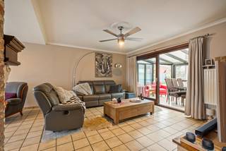 Langs de Kiezel Kleine Brogel in Peer bevindt zich deze uitzonderlijk veelzijdige handelswoonst waar wonen en ondernemen naadloos samenkomen...