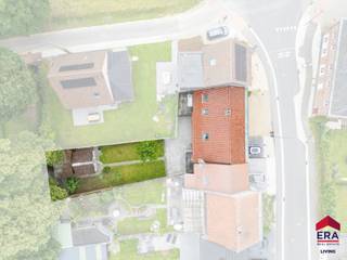 <p>Ben je op zoek naar een ruime gezinswoning met 4 slaapkamers, garage en zonnige tuin in Roosdaal? Gevonden!</p>
<p>In een rustige en kindvriendelijke omgeving in Roosdaal bevindt zich deze verrassend ruime gezinswoning met een bewoonbare oppervlakte van maar liefst 263 m². Dankzij de vlotte verbinding naar belangrijke invalswegen, winkels, scholen en openbaar vervoer geniet je hier van een aangename combinatie van rust, ruimte en bereikbaarheid. Met een gevelbreedte van ongeveer 13 meter biedt deze woning een uitzonderlijk gevoel van ruimte en aanwezigheid.<br />Ook op energetisch vlak scoort deze woning uitstekend met een gunstig EPC-label B. Dit is te danken aan de dakisolatie (2019) en een recente gascondensatieketel (2021). Bovendien beschikt de woning over een conforme elektrische installatie!<br />Buiten geniet je van een aangename zuidwest georiënteerde tuin met groen zicht. Het terras en de veranda met vernieuwde koepel (2017) vormen de ideale plek om te ontspannen. Daarnaast is er een regenwaterput van 2.500 liter aanwezig. De garage en bijkomende parkeermogelijkheden maken het geheel compleet.</p>
<p>Via de inkomhal kom je terecht in de royale leefruimte waar grote raampartijen zorgen voor een aangename lichtinval. Aansluitend bevindt zich de ingerichte keuken, uitgerust met onder meer een koelkast, spoelbak en vaatwasser die vernieuwd werden in 2015. Verder beschikt het gelijkvloers over een eerste slaapkamer/bureau, wasplaats met douche en garage.</p>
<p>Op de bovenste verdieping bevinden zich een badkamer uitgerust met een ligbad en dubbele lavabo, een ruime masterbedroom, een kinderkamer en een extra kamer die dienst doet als doorloopkamer naar de vierde slaapkamer. Tot slot beschikt de woning nog over een praktische zolder, ideaal als bijkomende bergruimte.</p>