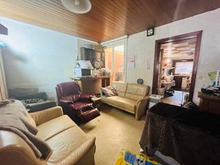 <strong>Menen: 2 woningen te koop<br /><br />Indeling 84:</strong><br />gelijkvloers: inkomhal, living, eetruimte, keuken, badkamer et tuin<br />eerste verdiep: 3 slaapkamers<br />tweede verdiep: zolder(mogelijkheid voor een extra kamer)<br /><br /><strong>Indeling 84A: </strong><br />gelijkvloers: garage, wasruimte en bergplaats<br />eerste verdiep: living, keuken, badkamer en terras<br />2 de verdiep: 2 slaapkamers<br /><br /><strong>Troeven:</strong>
<ul><li>veel mogelijkheden</li><li>prachtige ruime tuin</li><li>uitweg achteraan</li><li>gelegen op de stadsrand in Lauwe</li><li>Elektriciteit conform</li></ul>
<br />Bij deze woning geldt de renovatieplicht.