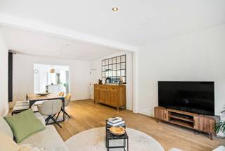 In de Kapelstraat te Schelle ontdekken we deze verrassend ruime gezinswoning waar comfort, lichtinval en buitenbeleving centraal staan.<br /><br />Via de ruime inkomhal komt u terecht in de gezellige leefruimte die naadloos aansluit op de open leefkeuken. Dankzij de grote dakramen baadt deze ruimte in natuurlijk licht en ontstaat er een aangename plek waar koken, tafelen en ontspannen samenkomen. De keuken vormt zonder twijfel het hart van de woning en biedt een mooi zicht op het overdekte terras en de uitzonderlijk ruime tuin.<br /><br />De buitenruimte is een absolute troef. Hier geniet u van rust, groen en voldoende plaats voor kinderen om te spelen, tuinliefhebbers om zich uit te leven of gezellige momenten met familie en vrienden.<br /><br />Op het gelijkvloers beschikt de woning verder over een ruime badkamer uitgerust met ligbad, douche en lavabo, alsook een praktische wasruimte.<br /><br />De eerste verdieping omvat twee volwaardige slaapkamers en een apart toilet. Op de bovenste verdieping bevindt zich de royale masterbedroom onder het schuine dak. Aansluitend vindt u nog een extra ruimte die perfect dienst kan doen als berging.<br />Troeven:<br />- EPC B dankzij nieuwe ramen en dakisolatie<br />- 3 volwaardige slaapkamers<br />- Mogelijkheid tot waskamer op de eerste verdieping<br />- Zeer ruime en zonnige tuin<br /><br />Interesse? Maak dan snel een afspraak via thijs@jamar.immo of 03 435 31 33<br />Wg, gmo, Gvkr, Gvv, geen overstromingsgevoelig gebied