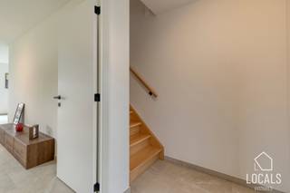 Wonen in het Kloppershof is kiezen voor een hedendaagse, energiezuinige woning die rust, ruimte en comfort naadloos combineert. Deze nieuwbouwwoning met een uitzonderlijk laag E‑peil van E10 biedt niet alleen een duurzame toekomst, maar ook een bijzonder aangename woonervaring. Dankzij de geïntegreerde zonnepanelen en het ventilatiesysteem C geniet je van een lage energiefactuur én een korting van 100 procent op de onroerende voorheffing gedurende vijf jaar.<br />Het gelijkvloers is ontworpen als een open, lichte leefruimte waar functionaliteit en gezelligheid elkaar versterken. De keuken sluit mooi aan op de eethoek, waardoor koken en tafelen een vanzelfsprekende flow krijgen. De zithoek kijkt uit op de tuin en vormt een warme plek om te ontspannen. De inkomhal, het gastentoilet en de inpandige garage zorgen voor extra comfort en praktische meerwaarde in het dagelijkse leven.<br />Op de verdieping bevinden zich drie ruime slaapkamers, ideaal voor gezinnen, thuiswerkers of wie graag een hobbykamer voorziet. De badkamer is logisch ingedeeld en biedt alle hedendaagse voorzieningen, terwijl een afzonderlijk toilet extra comfort garandeert. De nachthal verbindt alle ruimtes op een rustige en overzichtelijke manier.<br />Met zijn doordachte indeling, energiezuinige technieken en ligging in een groene, rustige buurt is deze woning in het Kloppershof een ideale keuze voor wie toekomstgericht wil wonen zonder in te boeten aan comfort of stijl. Hier vind je een thuis die klaar is voor morgen.