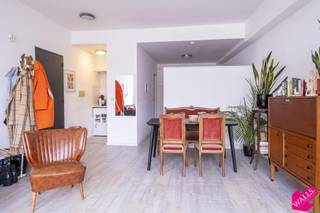 Zeer licht en ruim studio-appartement.<br /><br />Locatie:<br />Op absolute topligging aan het Theaterplein ! <br />Wonen op een toplocatie, maar toch in alle rust? Deze gezellige studio ligt pal in het bruisende stadscentrum van Antwerpen, vlak aan het Theaterplein maar aan de zijkant van het gebouw, dus géén inkijk of straatlawaai.<br />Of je nu student bent, hippe stadsmus of slimme investeerder: hier woon of verhuur je op één van de beste plekjes van t stad:<br /><br />° Koffie op de Graanmarkt<br />° Gezellige markt op zaterdag en zondag (vogeltjesmarkt) voor je deur<br />° Wandelen in de botanische tuin<br />° Avondaperitief op het Mechelseplein...<br /><br />Indeling:<br />Lichtrijke leefruimte met keukenhoek voorzien van kookvuur, dampkap en koelkast. Aparte slaapkamer voorzien van ingemaakte kast. Badkamer met ligbad/douche en toilet. Gelegen op de 4e verdieping, met lift. <br /><br />Bijzonderheden:<br />Momenteel verhuurd aan € 722,41 + 170 euro provisie maandelijkse kosten: incl. water, verwarming en onderhoud lift en gemene delen. Stabiele, stipte huurder. <br />Elektriciteit met eigen meter. <br />EPC score 237 kWh/m². <br />Blanco elektrische keuring.<br />P score A, G score A<br />Stedenbouw in aanvraag