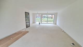 <strong>Woning te koop in De Vloei – Lot 131</strong><br /><br />Instapklare, energiezuinige woning met tuin en drie slaapkamers in de groene woonwijk De Vloei te Ieper.<br /><br />Deze <strong>kwalitatieve nieuwbouwwoning </strong>biedt een perfecte combinatie van comfort, duurzaamheid en energiezuinigheid.<br />De woning is uitgerust met een warmtepomp, vloerverwarming, ventilatiesysteem D en zonnepanelen.<br />Dankzij het uitstekende E-peil van maximaal 20 geniet u van een lage energiekost en een aangenaam wooncomfort.<br /><br /><strong>Indeling gelijkvloers</strong>
<ul>
<li>Inkomhal met vestiaire</li>
<li>Gastentoilet</li>
<li>Lichtrijke leefruimte met uitzicht op de tuin</li>
<li>Ruime open keuken</li>
<li>Praktische wasplaats</li>
<li>Aangelegde tuin met tuinberging</li>
</ul>
<br /><strong>Verdieping</strong>
<ul>
<li>3 volwaardige slaapkamers</li>
<li>Ruime badkamer met dubbel lavabomeubel, inloopdouche, ligbad en toilet</li>
<li>Handige bovenberging</li>
</ul>
<br /><strong>Volledig afgewerkt</strong><br />De woning wordt volledig afgewerkt opgeleverd, inclusief:
<ul>
<li>Geïnstalleerde keuken</li>
<li>Volledig ingerichte badkamer</li>
<li>Vloerafwerking op het gelijkvloers en de verdieping</li>
<li>Terras en tuinaanleg</li>
</ul>
<br /><strong>Troeven</strong><br />✔ Energiezuinig wonen (E-peil max. 20)<br />✔ Warmtepomp, vloerverwarming en zonnepanelen<br />✔ 3 slaapkamers<br />✔ Tuin met praktische tuinberging<br />✔ Instapklaar afgewerkt<br /><br />Interesse? Contacteer ons voor meer informatie of een bezoek via 051 21 11 11 of matias@imfiro.be.