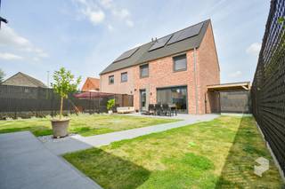 Deze recente halfvrijstaande woning (bouwjaar 2023) met 3 slaapkamers is rustig gelegen in een doodlopende straat en kindvriendelijke wijk.<br />INDELING: Via de inkomhal met vestiaire en gastentoilet betreedt u de ruime en lichtrijke leefruimte, bestaande uit een gezellige zit- en eetplaats met directe toegang tot het terras en de aangelegde tuin. Aansluitend bevindt zich de open keuken, uitgerust met alle hedendaagse comfort, met daarnaast een praktische berging/wasplaats.<br />Op de eerste verdieping vindt u drie volwaardige slaapkamers en een ruime badkamer, ingericht met een dubbele wastafel, ligbad en inloopdouche.<br />De tweede verdieping beschikt over een ruime zolder, bereikbaar via een vlizotrap, die tal van mogelijkheden biedt als bergruimte. Er is mogelijkheid tot het creëren van een ruime slaapkamer met berging en kruipzolder.<br />Vooraan de woning is er plaats voor meerdere wagens dankzij de carport en de ruime oprit. Achteraan geniet u van een mooi aangelegde tuin met een zonnig terras, ideaal om in alle rust te ontspannen. Bovendien beschikt de tuin over een praktische tuinberging. Sted. inl. in aanvraag.<br /><br /><strong>EXTRA INFORMATIE:</strong><br />•    10 zonnepanelen (4420 Wp) met thuisbatterij en hybride omvormer<br />•    Vloerverwarming op de volledige benedenverdieping<br />•    Screens en rolluiken op zonnenergie<br />•    Ventilatiesysteem D<br />•    Regenwaterput 7.500l<br /><br />RICHTRIJS - 528.000 EUR - De vermelde prijs is een richtprijs: ieder bod wordt voorgelegd aan de eigenaars, die al dan niet kunnen ingaan op het voorstel.<br /><br /><strong>BEZOEKOMENT ZATERDAG 01/08 VAN 10.30U TOT 12U |<br />BEZOEKOMENT WOENSDAG 05/08 VAN 16U TOT 18U |<br /><u>Reserveer</u> tijdig uw afspraak!</strong> Via 050 550 750 of info@perspectiefvastgoed.be<br /> 