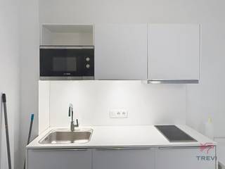 <strong>ALLEEN VOOR STUDENTEN! BRUSSEL—stadscentrum, op 20 meter van de Grote Markt en de Grasmarkt, nabij tal van winkels en openbaar vervoer. In residentie “Îlot Sacré”: semi-gemeubelde studio voor STUDENT van ca. 30 m², bestaande uit een leefruimte van ca. 19 m² met ingerichte open keuken (kookplaten, dampkap, koelkast/diepvries, vaatwasser) met slaaphoek; doucheruimte (douche, toilet, wastafel). Provisie voor lasten: 100€/maand (warm water, verwarming, gemeenschappelijke delen). Beschikbaar 01/10/2026. EPB C. Afmetingen louter ter indicatie.<br /><br /></strong><span>Begane grond</span> :<span> <br /><br /></span>- Woonkamer van ±19 m² (4,3 x 4,4) met slaaphoek<br />- Open keuken die uitkomt op de woonkamer, volledig ingericht (koelkast/vriezer, kookplaten, afzuigkap, vaatwasser)<br />- Doucheruimte (douche, toilet, wastafel)