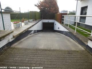 Garagebox (5.60m diep) in de winkelstraat de Kustlaan op -1 met brede inrit en <strong>elektrische algemene EN privatieve garagepoort</strong>. Zeer goede prijs/kwaliteit. Kom de garage vrijblijvend uitproberen en overtuig uzelf! Ook seizoensverhuur mogelijk aan andere prijsvoorwaarden.<br /><br /><br /><br /><span><strong>Tehuurstelling onder voorwaarden; Zie www.more.be, "bijlagen" en onder voorbehoud van beschikbaarheid.</strong></span>