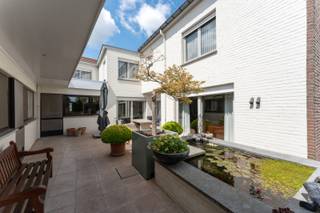 Dit prachtig aanbod is perfect gelegen tussen Ardooie, Izegem, Tielt & Roeselare!De super ruime woning heeft volgende indeling op de gelijkvloerse...