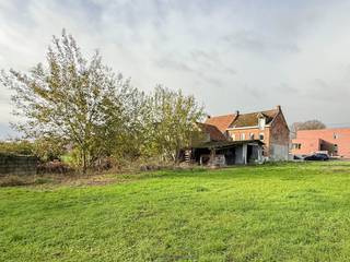 VOLLEDIG TE RENOVEREN WONING met VERRASSEND RUIM WOONOPPERVLAK VAN 220M² met DIEPE TUIN en prachtig vergezicht in het LANDELIJKE BEVER...