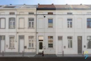Centrally located terraced house with 2 bedrooms, perfect for first-time buyers or as an investment.On the ground floor, there is a living area...