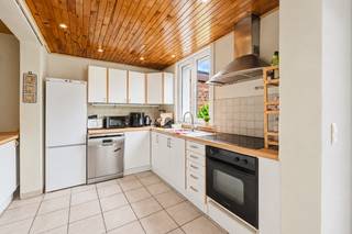Ligging<br /><br />Deze ruime woning is gelegen aan de Voskenslaan 384 in Gent, op een absolute toplocatie vlakbij het Sint-Pietersstation. Dankzij de centrale ligging zijn openbaar vervoer, winkels, scholen en het centrum van Gent vlot bereikbaar. Een bijzonder interessante locatie voor zowel eigen bewoning als verhuur.<br /><br />Indeling<br /><br />De woning beschikt over een totale oppervlakte van maar liefst 231 m² en biedt dankzij de ruime indeling enorm veel potentieel. Momenteel wordt het pand verhuurd via co-housing, waardoor de koper onmiddellijk kan genieten van een bestaande opbrengst. De huidige invulling kan uiteraard verdergezet worden, maar de woning leent zich eveneens uitstekend tot een ruime gezinswoning.<br /><br />Een absolute troef op deze locatie is de inpandige garage, aangevuld met een aangename tuin waar u in alle rust kunt genieten van de buitenruimte.<br /><br />Technisch beschikt de woning over verschillende belangrijke troeven. Er werden zonnepanelen geplaatst, de achtergevel werd geïsoleerd en de elektriciteit is conform. Bovendien beschikt de woning over een gunstig EPC B.<br /><br />Troeven<br /><br />Absolute topligging nabij Sint-Pietersstation<br />231 m² ruime woning<br />Momenteel verhuurd via co-housing met directe opbrengst<br />Ook geschikt als ruime gezinswoning<br />Inpandige garage<br />Aangename tuin<br />Zonnepanelen aanwezig<br />Achtergevel geïsoleerd<br />Elektriciteit conform<br />EPC B<br /><br />Een veelzijdige eigendom met een combinatie van ruimte, technische troeven en een uitstekende ligging. Interessant voor wie op zoek is naar een ruime gezinswoning, maar ook voor wie meteen een verhuurde opbrengsteigendom wenst aan te kopen.