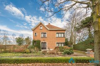 <p><span>Algemeen: </span></p><p><span>Op een uitstekende locatie te Reet vinden we deze </span><span>ruime en karaktervolle villa met garage en zwembad</span><span> op een perceel van ca 693 m².</span></p><p><span>Deze villa heeft een solide basisconstructie en werd gebouwd door een gekende architect.</span></p><p><span>Prachtig gelegen bij winkels, scholen, parken en openbaar vervoer, dicht bij de in- en uitvalswegen A12/E19.</span></p><p><span>U heeft de </span><span>mogelijkheid</span><span> om achter het eigendom </span><span>een magazijn bij te kopen</span><span>, ideaal voor stockageruimte.</span></p><p><span>Zeer zeker een bezoekje waard. </span><span>AANRADER!</span></p><p><span> </span></p><p><span>Omgeving:</span></p><p><span>Beukenlaan, Acacialaan, Antwerpsestraat</span></p><p><span> </span></p><p><span>Indeling:</span></p><p><span>We betreden de woning via een grote inkomhal met een afzonderlijk wc en vestiaire. De ruime living telt maar liefst 42 m² met een mooie parketvloer en met zicht op de veranda. </span></p><p><span>Daarnaast vinden we de geïnstalleerde keuken. Naast de keuken hebben we een ruime bureaukamer of een extra slaapkamer.</span></p><p><span>Op de eerste verdieping vinden we vier grote slaapkamers, een badkamer met ligbad en wastafel en een afzonderlijk wc.</span></p><p><span>Verder hebben we een vaste trap naar de zolder die perfect kan omgebouwd worden naar 2 slaapkamers.</span></p><p><span> </span></p><p><span>Er is een garage aanwezig met een douchekabine + afzonderlijk wc en de technische installatie van het (verwarmde zwembad).</span></p><p><span> </span></p><p><span>Algemene informatie:</span></p><p><span>Ruimtelijke ordening: </span><span>Wg, met landelijk karakter, Gvkr</span><span></span></p><p><span> </span></p><p><span>Algemene toestand:</span></p><p><span>Gunstige ligging, dak is niet geïsoleerd, ruime slaapkamers, zeer solide basisconstructie, zwembad geplaatst in 2006</span></p><p><span> </span></p><p><span>Beschikbaarheid: </span></p><p><span>Overeen te komen</span></p><p><span> </span></p><p><span>Interesse?</span><span><br />Bent u op zoek naar </span><span>ruime villa met vele mogelijkheden? Aarzel niet langer en neem contact op via 03/459.89.59 of info@immovivo.be.</span></p><p><span> </span></p><p><span> </span></p><p><span> </span></p><p><span> </span></p><p><span> </span></p><p><span> </span></p><p><span> </span></p><p><span> </span></p><p><span> </span></p><p><span> </span></p><p><span> </span></p><p><span> </span></p><p><span> </span></p><p><span> </span></p><p><span> </span></p><p><span> </span></p><p><span> </span></p><p><span> </span></p><p><span> </span></p><p><span> </span></p><p><span> </span></p><p><span> </span></p><p><span> </span></p>