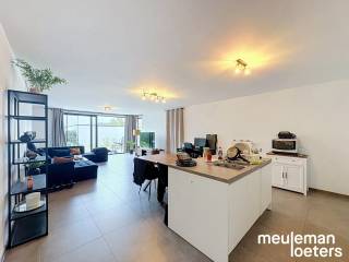 Dit charmevolle gelijkvloers appartement in Beernem biedt een perfecte combinatie van comfort en functionaliteit. Het appartement beschikt over 2 slaapkamers. De lichte leefruimte zorgt voor een warme en uitnodigende sfeer, waarin u zich meteen thuis zult voelen.<br /><br />De moderne badkamer is uitgerust met een dubbele lavabo en een inloopdouche. Daarnaast beschikt het appartement over een praktische indeling die het dagelijkse leven vergemakkelijkt. Dankzij de goede isolatie en kwalitatieve afwerking geniet u hier van een energiezuinig appartement.<br />In de tuin kunt u in alle rust genieten. <br /><br />Gelegen in Beernem, bevindt u zich dichtbij alle faciliteiten zoals winkels, scholen en openbaar vervoer. Dit appartement is perfect voor wie wil wonen in een aangename en bereikbare omgeving, met alle comfort binnen handbereik. Een uitstekende kans om een duurzame woonplek te bemachtigen.<br /><br />Mogelijkheid tot het bijhuren van een garage voor €60 of een standplaats voor €25.