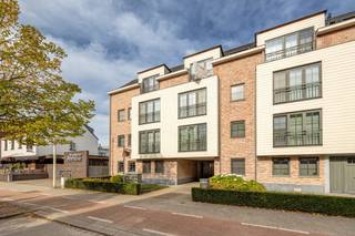 Recent en energiezuinige penthousevan 104m² met 3 slaapkamers, ruim 29m² dakterras en ondergrondse garagebox met ruime berging. Gunstig gelegen in...