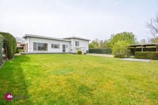 <p><span>Karaktervolle en ruime woning met kantoorruimte in het centrum van Hever</span></p><p><span> </span></p><p><span>Ben je op zoek naar een veelzijdig pand waar je wonen en werken perfect kan combineren, en dat bovendien op een centrale ligging? Dan is deze eigendom zeker iets voor jou!</span></p><p><span> </span></p><p><span>Achteraan bevinden zicht de woonruimtes, die zowel apart toegankelijk zijn als via het kantoor vooraan. Op het gelijkvloers geniet je van een ruime en gezellige leefruimte met zit- en eetgedeelte, met een prachtig zicht op de tuin. De volledig geïnstalleerde keuken biedt alle comfort en kan je aansluitend terugvinden. Van hieruit heb je ook toegang tot de ruimte kelderverdieping en de garage. </span></p><p><span> </span></p><p><span>Verder zijn er drie volwaardige slaapkamers, een badkamer met wastafel en combinatie bad/douche en een bureauruimte. Zowel de slaapkamers als nachthal, met apart toilet, zijn voorzien van ruime, ingemaakte kasten wat zorgt voor voldoende opbergruimte. Ook de zolderruimte, toegankelijk via een vaste trap, zorgt voor extra opbergmogelijkheden.</span></p><p><span> </span></p><p><span>Buiten kan je genieten van een mooie, verzorgde tuin met terras en tuinhuis. Dit is de ideale plaats om volledig tot rust te komen. Verder beschikt het pand over een ruime garage en een carport.</span></p><p><span> </span></p><p><span>Vooraan vind je een mooie kantoorruimte met een aparte, private toegang: ideaal wanneer je een vrij beroep uitoefent of een zelfstandige activiteit hebt. De kantoorruimte bestaat uit een comfortabele wachtzaal, een apart toilet en vier ruime, afzonderlijke ruimtes die je volledig naar wens kan indelen, afhankelijk van jouw noden. Er zijn bovendien voldoende parkeerplaatsen voorzien voor je klanten.</span></p><p><span> </span></p><p><span>Kortom: dit is een unieke opportuniteit om wonen en werken te combineren op één toplocatie, met tal van mogelijkheden!</span></p><p><span> </span></p><p><span>Contacteer ons voor een bezoek!</span></p><p><span> </span></p><p><span>015 20 36 00 – <span>info@domoxim.be</span></span><span> </span></p><p><span> </span></p><p><span>domoXim. Waar dromen thuis komen!</span></p><p><span> </span></p><p><span>Ook de waarde van je </span><span>eigen</span><span> woning kennen? Wij geven je graag advies.</span></p>