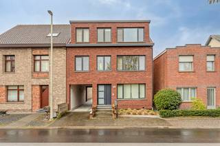 Ontdek dit prachtig, tijdloos gerenoveerd appartement, ideaal gelegen in het centrum van Kalmthout. Dit instapklare pand combineert comfort, ruimte...