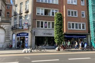 In het centrum van Leuven, op wandelafstand van winkels, horeca en het openbaar vervoer, bevindt zich dit appartement met één slaapkamer, gelegen op de eerste verdieping. <br /><br />U komt binnen in de leefruimte met een volledig geïnstalleerde open keuken, voorzien van een eettoog met twee barkrukken en een combi-oven. Vanuit de leefruimte bereikt u de slaapkamer, van waaruit u toegang hebt tot de badkamer met een vernieuwde douchecabine en een aansluiting voor wasmachine en droogkast. Een apart toilet en een berging vervolledigen de indeling. Het gebouw beschikt daarnaast over een gemeenschappelijke fietsenstalling aan de straatzijde.<br /><br />De huurprijs bedraagt € 800 per maand, met een maandelijkse provisie van € 120 voor de gemeenschappelijke kosten. De nutsvoorzieningen zijn ten laste van de huurder, maar met een EPC-label B en een energieverbruik blijven de energiekosten beperkt. Het appartement is beschikbaar vanaf 01/10/2026.<br /><br />Interesse in een bezichtiging? Plan snel een afspraak op https://immojanstas.be/nl/huren via onze online agenda, de snelste en efficiëntste manier om een bezichtiging in te plannen! Voor vragen zijn wij beschikbaar op het nummer 016 23 90 81, elke weekdag van 10u tot 13u.