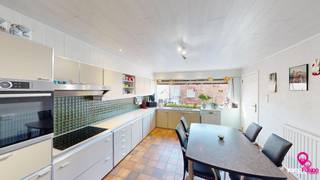 Bij ImmoFusion 7/7 “open huis” : klik op onze 3D-TOUR.<br />Ervaar vastgoed alsof je er zelf doorloopt!<br /><br />Welkom in deze charmante woning gelegen op een rustige locatie in Heusden-Zolder. Bij het betreden van de woning komen we meteen uit in de aangename leefruimte, waar een aparte hoek voorzien is die perfect kan dienen als bureau of werkplek. Deze ruimte vloeit naadloos over in de keuken, waardoor een open en verbonden gevoel ontstaat. De keuken is bijzonder ruim en uitgerust met een oven, spoelbak, dampkap en inductievuur. Het keukenmeubel biedt bovendien zeer veel opbergruimte en via deze ruimte heeft men rechtstreeks toegang tot de tuin.<br /><br />Verder geniet de ruime eetkamer van een overvloed aan natuurlijk licht, wat zorgt voor een aangename sfeer doorheen de dag. Op het gelijkvloers bevindt zich eveneens de badkamer, volledig ingericht met oog op comfort en toegankelijkheid. Deze is voorzien van een inloopdouche, een wasbak en een elektrisch vuurtje, waardoor ze ook ideaal is met het oog op later wonen. Op deze verdieping vinden we bovendien de grootste slaapkamer terug, die dankzij het grote raam baadt in natuurlijk licht.<br /><br />Via de gang bereiken we het gastentoilet en de trap naar de bovenverdieping. Hier bevinden zich nog 3 slaapkamers, en een berging. De vierde slaapkamer is bijzonder ruim en biedt voldoende plaats voor een dubbel bed en een grote kleerkast. Vanuit deze kamer geniet men bovendien van een mooi zicht op de tuin van het pand.<br /><br />De woning beschikt over centrale verwarming en vormt een ideale combinatie van ruimte, comfort en functionaliteit, gelegen in een aangename en rustige woonomgeving.<br /><br />Pluspunten van deze woning:<br />- Gelijkvloerse badkamer en slaapkamer, ideaal voor levenslang wonen<br />- Ruime en lichtrijke leef- en eetruimte<br />- Grote keuken met veel opbergruimte en toegang tot de tuin<br />- 4 slaapkamers<br />- Rustige en aangename ligging<br /><br />Voor een bezichtiging ter plaatse of meer info, bel ons op 078/78.78.70, of kom gewoon binnen op ons kantoor, steeds welkom!