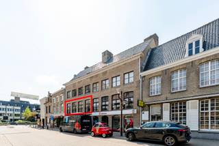 Aangenaam, opgefrist appartement bevindt zich in de Zuidstraat, hartje Veurne. Indeling: Bij het binnenkomen is er een inkomhal. De ruime, lichtrijke...