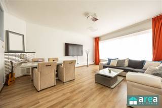 <p><span>Dit instapklaar appartement met 1 slaapkamer en zonnig zuidgericht terras bevindt zich op de 3e verdieping in een residentieel gebouw met lift, vlakbij de bushalte Drink. Op wandelafstand van zeer populaire locaties zoals het Moorkensplein, Het Laar en het Kruger park. Je kan ook altijd binnenspringen in De Roma. Er zijn tal van winkels, scholen, apothekers en allerlei andere handelszaken in de directe omgeving.</span></p><p><span> </span></p><p><span>Ideaal voor starters of als investering!</span></p><p><span> </span></p><p><span>Grootste troeven:</span></p><p><span>-Centrale locatie</span></p><p><span>-Gunstig EPC B</span></p><p><span>-Conforme elektrische keuring</span></p><p><span>-Mogelijk rendement van 5,63% (bij verhuur aan €750/mnd)</span></p><p><span>-Geïsoleerd dak</span></p><p><span>-Terras aanwezig</span></p><p><span> </span></p><p><span>Indeling: </span></p><p><span>Aan voorzijde treffen we de ruime en lichte living (26m²). Via de inkomhal is er toegang tot een bureauruimte (8m²), die kan dienen als 2</span><span><sup>de</sup></span><span> slaapkamer, alsook naar de ingerichte badkamer (3m²) met douche en WC. Achteraan bevindt zich de geïnstalleerde keuken (11m²) die toegang biedt naar de ruime, volwaardige slaapkamer (15m²) alsook naar het zuidgericht terras (5m²). </span></p><p><span> </span></p><p><span>Voor meer informatie kan u terecht bij Area Partners: INFO@area.be of 03/284.60.60</span></p>
