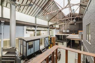 Situation<br /><br />Situé dans un emplacement de premier choix, à la sortie de Gand Centre, cet immeuble commercial bénéficie d'une excellente visibilité et d'une grande accessibilité. Grâce à son emplacement le long de l'une des principales voies d'accès à Gand, il constitue un point d'ancrage idéal pour les entreprises qui souhaitent offrir une visibilité maximale à leurs clients et visiteurs.<br /><br />Bâtiment<br /><br />Ce bâtiment de caractère est situé sur un terrain de 700 m² et dispose d’une surface brute au sol d’environ 1 000 m². <br />Son architecture historique et son charme authentique confèrent au bâtiment une identité unique. <br />Il est actuellement aménagé en un seul et vaste espace commercial avec des volumes ouverts, plusieurs niveaux et une abondance de lumière naturelle, ce qui crée un environnement de travail agréable et inspirant. À l’avant, il est en outre possible de créer deux entités commerciales supplémentaires, ce qui offre une flexibilité accrue et un potentiel de location supplémentaire.<br /><br />Possibilités<br /><br />Les surfaces généreuses et l’agencement flexible rendent le bien adapté à de nombreuses utilisations, notamment un showroom, un magasin, des bureaux, un espace de travail créatif ou une combinaison de différentes fonctions. <br />Sous réserve de l'obtention des autorisations d'urbanisme nécessaires en cas de changement d'affectation, le bâtiment peut être entièrement adapté aux besoins du futur propriétaire ou investisseur. <br /><br />Une opportunité unique pour ceux qui recherchent un local commercial de caractère, prestigieux et doté d'un potentiel exceptionnel.